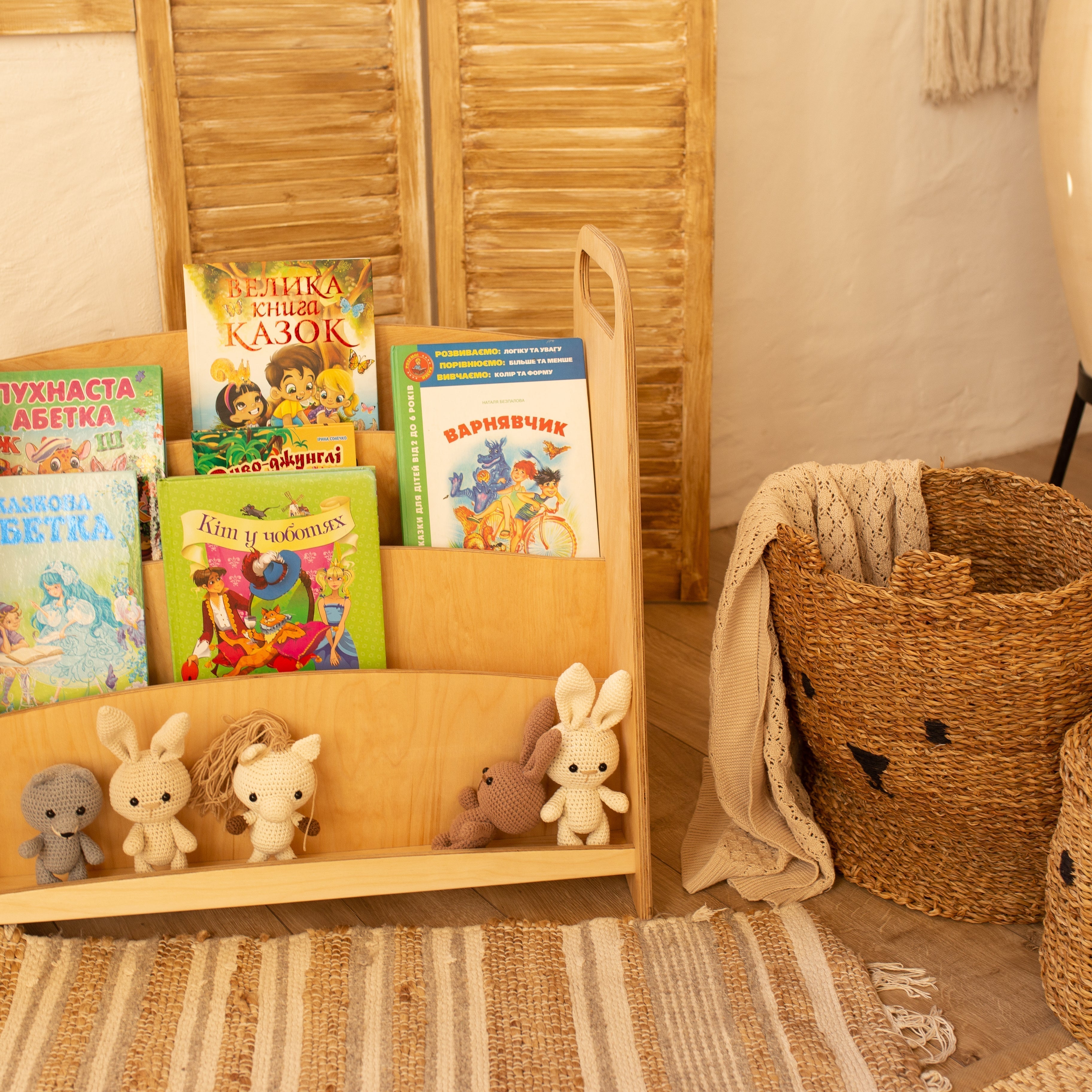 Montessori boekenstandaard en organizer van natuurlijke materialen voor kinderen en peuters