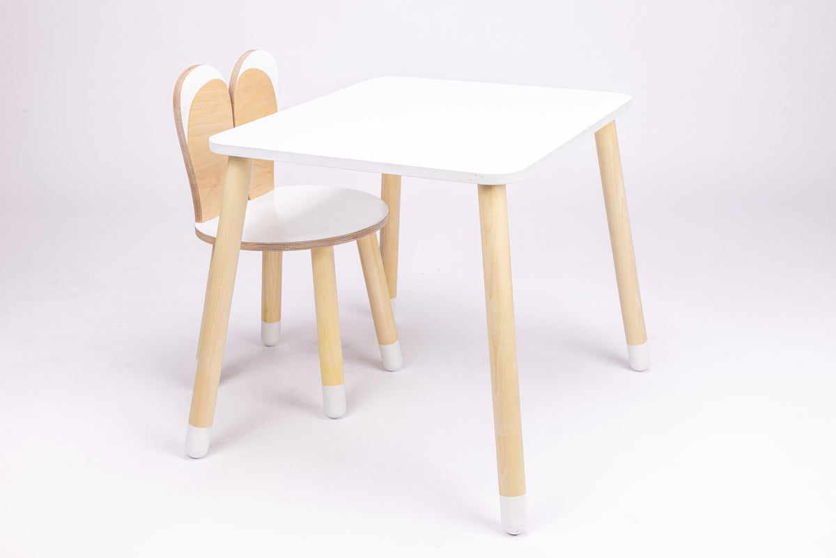 Family-scl Bunny kindertafel en één stoel met konijnenoren in wit en naturel hout, samen afgebeeld.