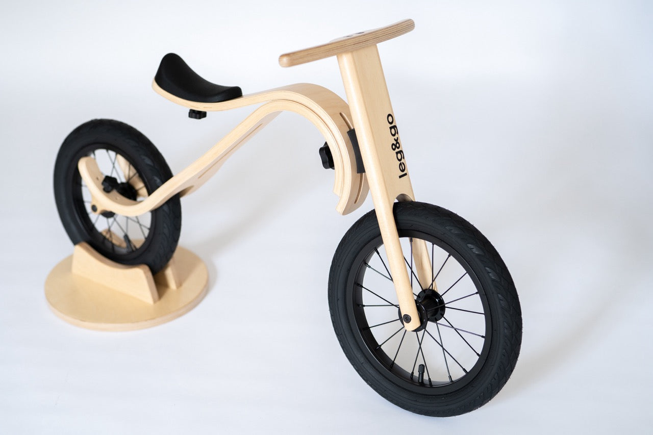 Toddler using wooden balance bike with low frame — Balance Bike 3in1 — AlmaVidaKids