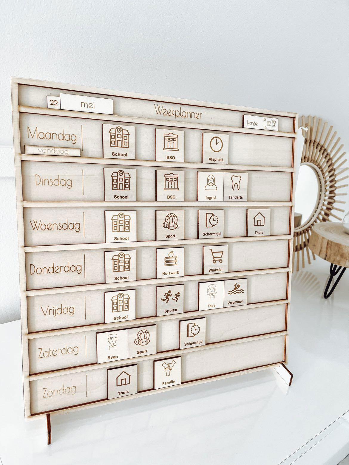 Date pictogram shown on wooden weekly planner