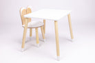 Family-scl Bunny kindertafel en één stoel met konijnenoren in wit en naturel hout, samen afgebeeld.