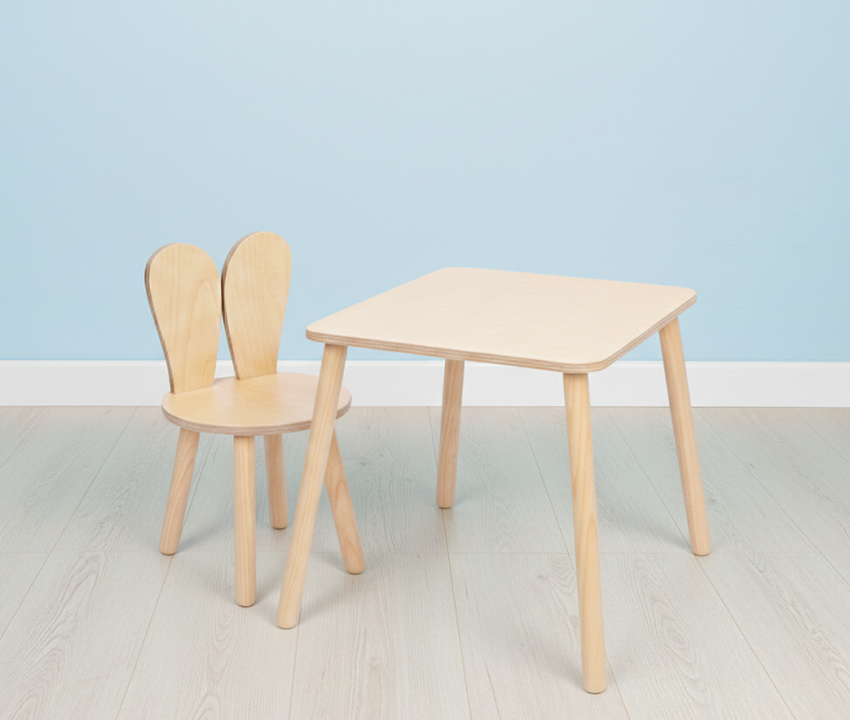 Family-scl Bunny tafel en één stoel met konijnenoren in onbeschilderd berkenhout, voor een lichtblauwe muur.