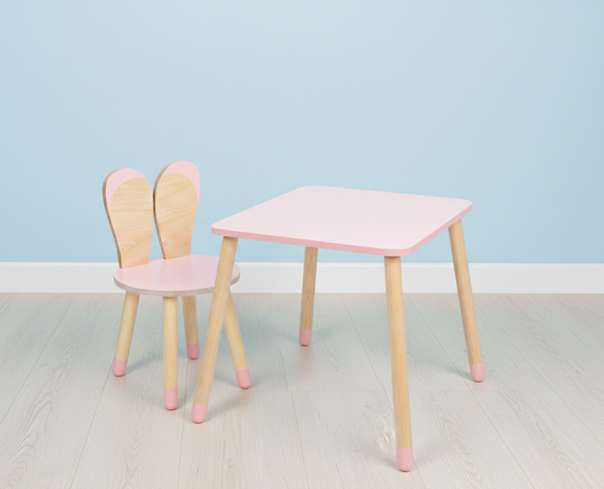 Family-scl Bunny tafel en één stoel met konijnenoren in roze en naturel hout, voor een lichtblauwe muur.